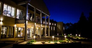 Fachada del alojamiento - Noche