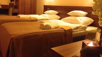 Hochwertige Bettwaren, Schreibtisch, Bügeleisen/Bügelbrett