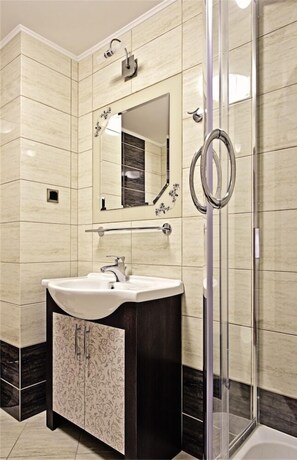 Shower, free toiletries, hair dryer - Hotel SANVIT Lake Resort & Spa (Okuninka)