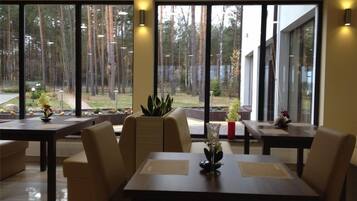 朝食、ランチ、ディナーに営業 (ポーランド料理)