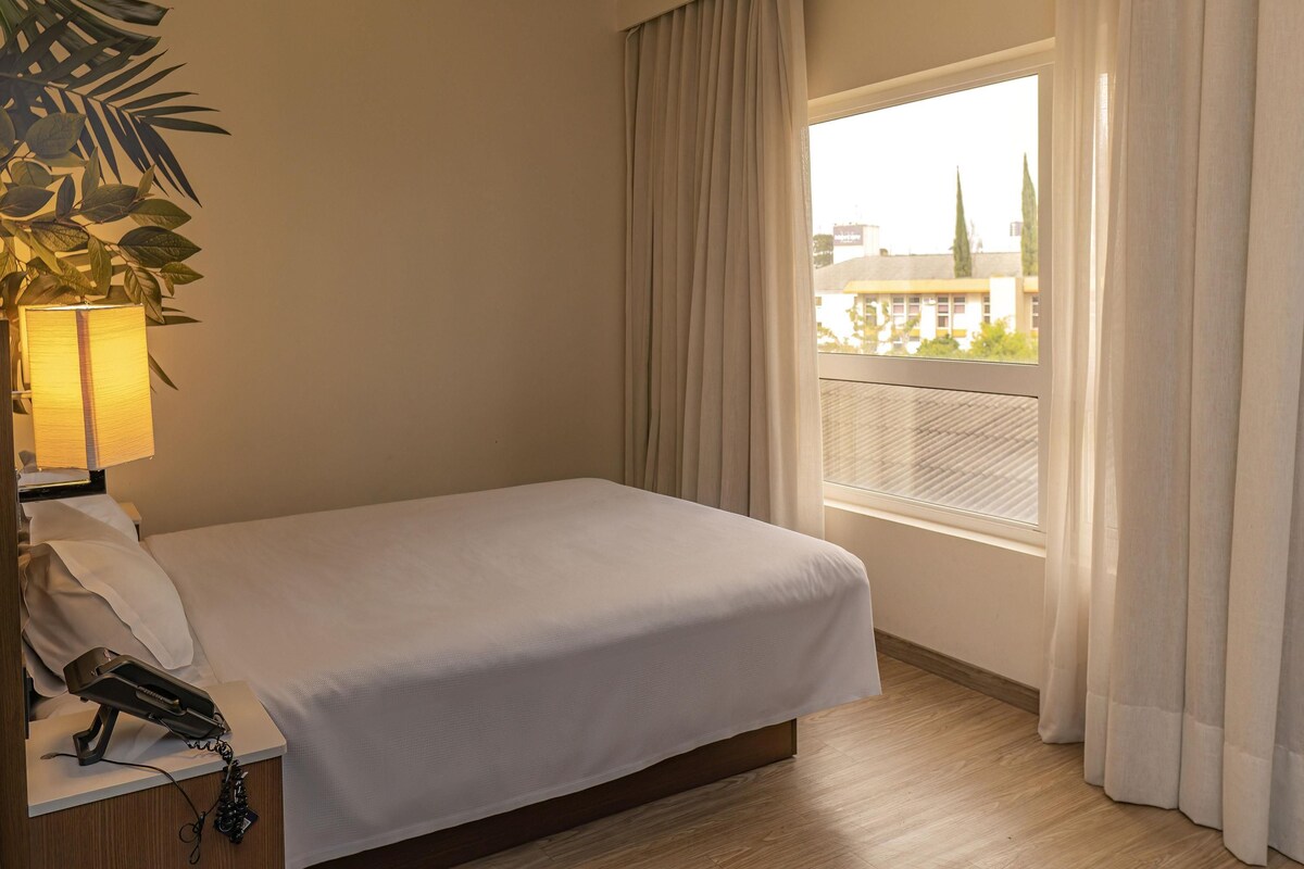 ห้องพัก, เตียงใหญ่ 1 เตียง, พร้อมสิ่งอำนวยความสะดวกสำหรับผู้พิการ (Accessible) | เครื่องนอนระดับพรีเมียม, เตียงพร้อมฟูกเสริมที่นอน, ตู้นิรภัยในห้องพัก