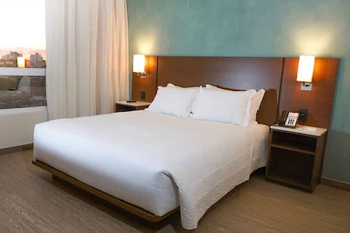 Luxe beddengoed, pillowtop-bedden, een kluis op de kamer, een bureau