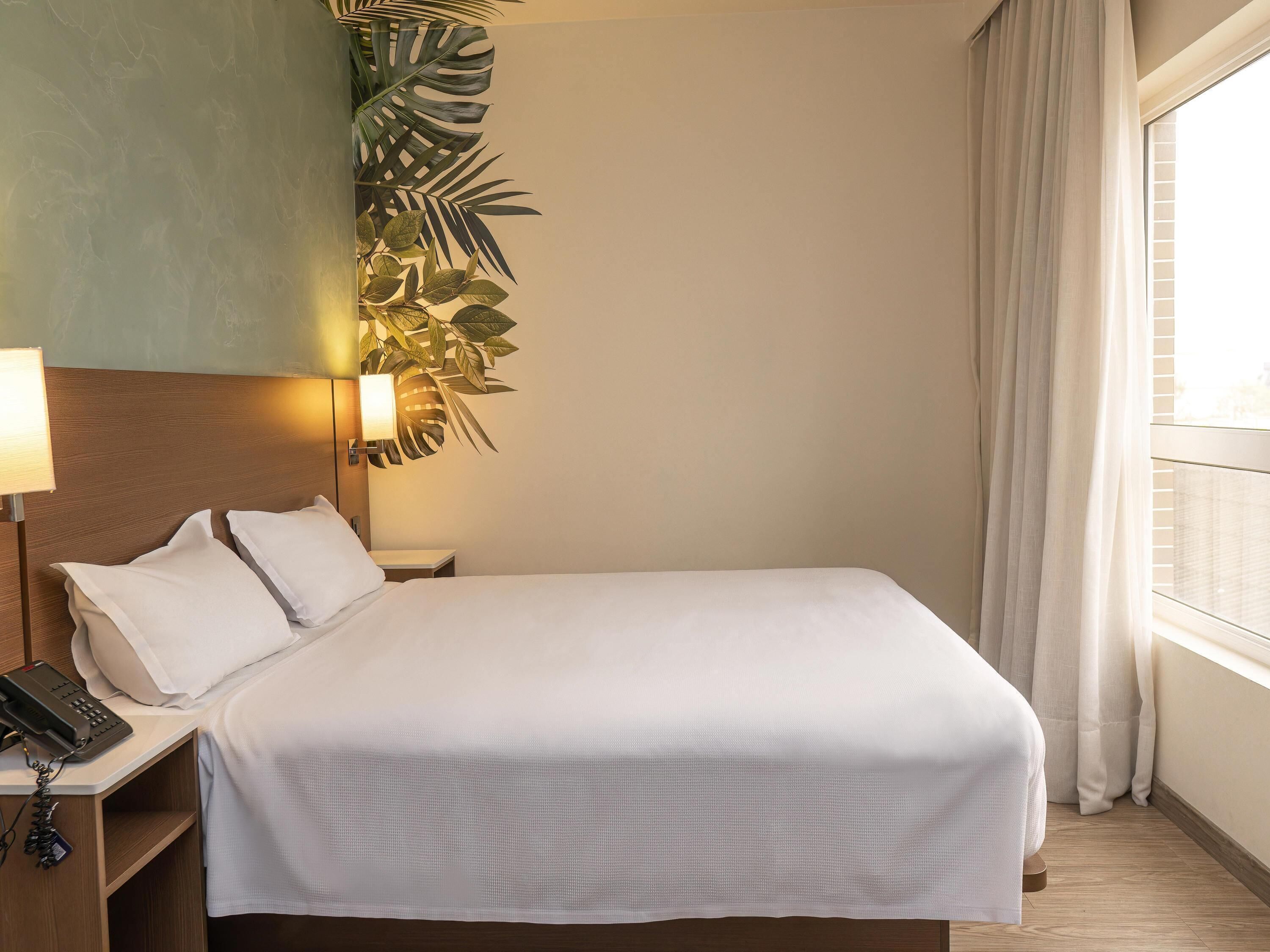 Room, 1 Double Bed, Accessible (Accessible) | Premium bedding, pillowtop beds, in-room safe, desk