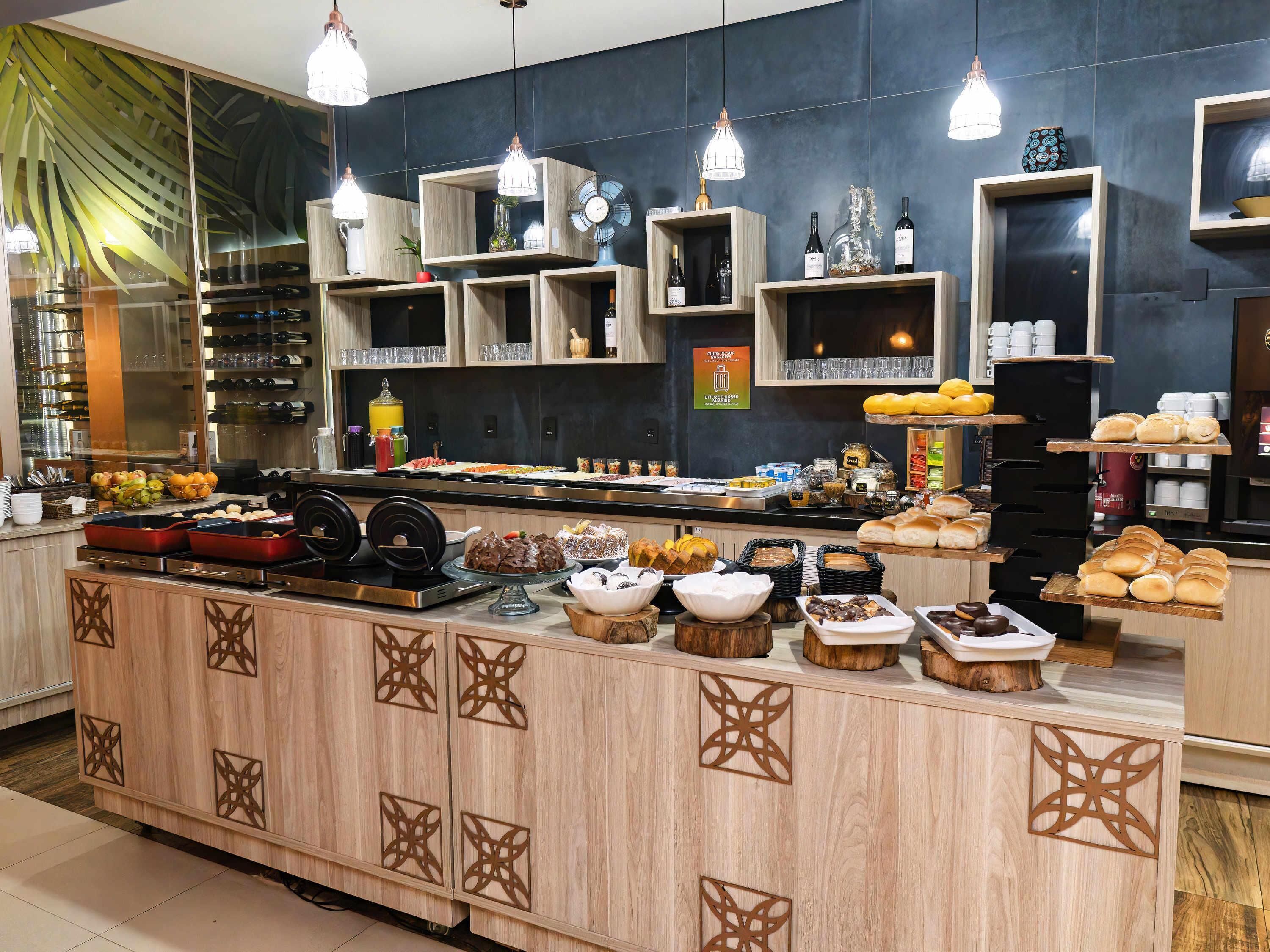 Café da manhã com buffet todos os dias mediante uma taxa