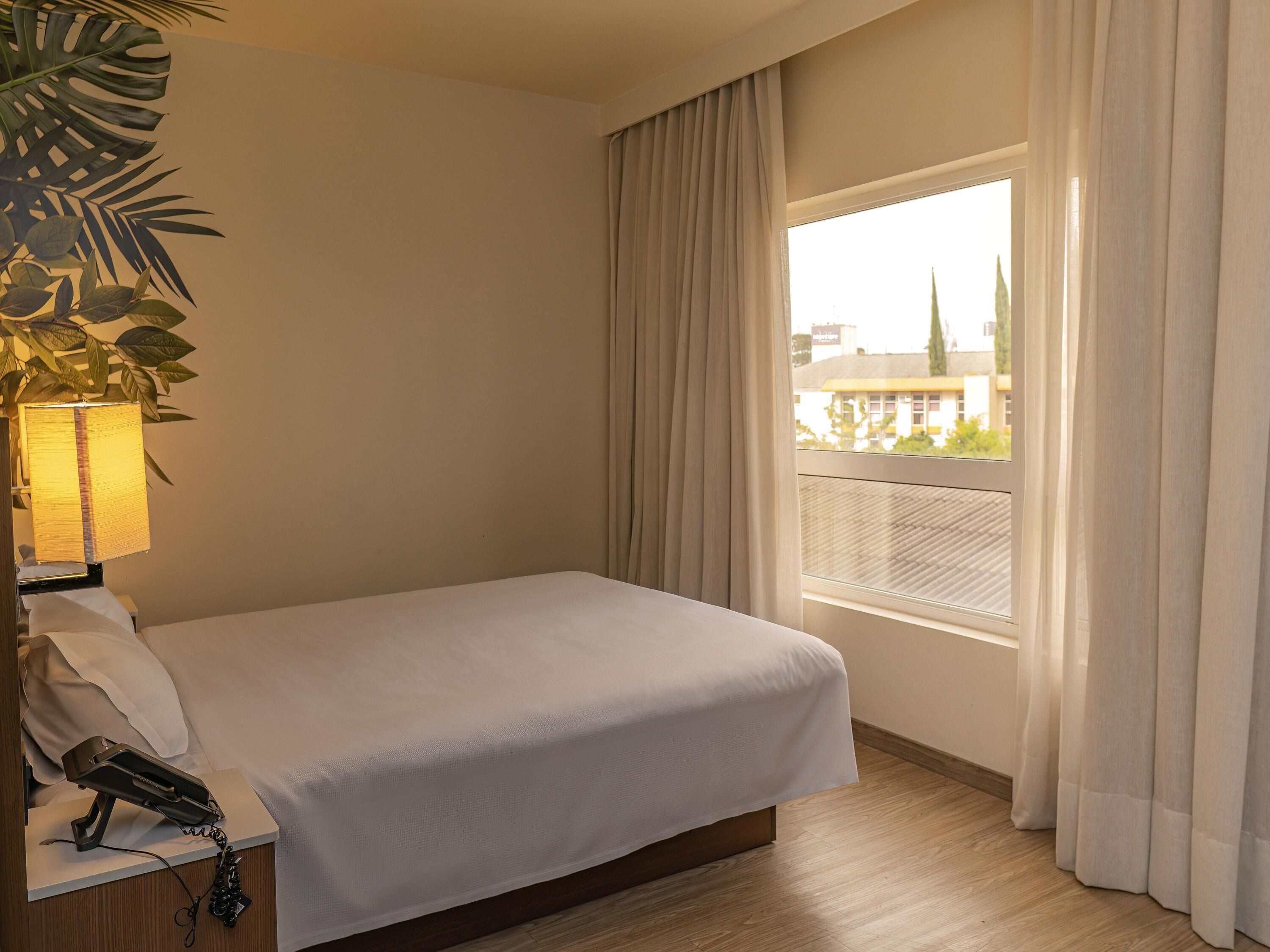 Rom, 1 dobbeltseng, tilgjengelighetstilpasset (Accessible) | Sengetøy av topp kvalitet, senger med overmadrass og safe på rommet