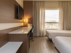 Triple Room, Multiple Beds | Premium bedding, pillow-top beds, in-room safe, desk - ibis Styles Curitiba Aeroporto (Sao Jose dos Pinhais)