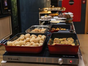 Daily buffet breakfast for a fee - ibis Styles Curitiba Aeroporto (Sao Jose dos Pinhais)