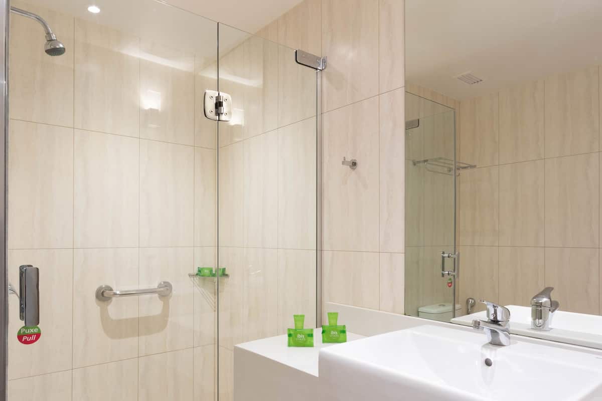 Een douche, milieuvriendelijke toiletartikelen, een haardroger