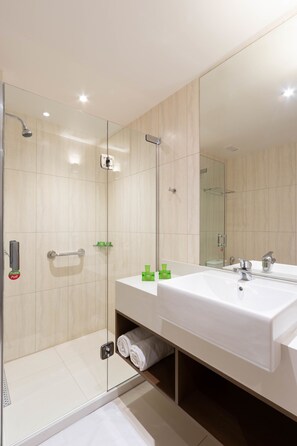 Een douche,  milieuvriendelijk toiletgerief, een haardroger, handdoeken