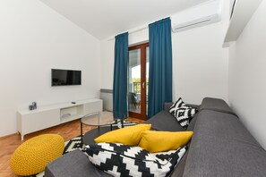 Two Bedroom Apartment, Balcony, Pool view (A7) | Oppholdsområde | Flatskjerm-TV