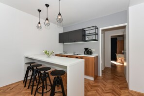 One Bedroom Apartment, Balcony, Garden view (A6) | Cocina básica privada | Frigorífico grande, horno, placa de cocina y hervidor eléctrico