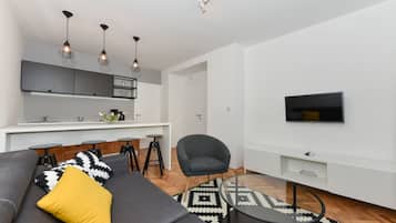 One Bedroom Apartment, Balcony, Garden view (A6) | Living area