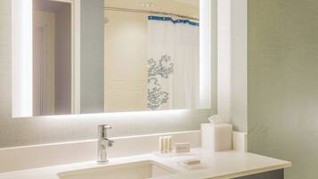 Amenidades de baño gratuitas, secadora de cabello, toallas, jabón