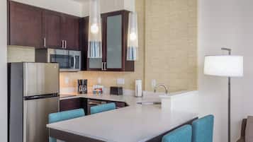 Refrigerador, microondas, placa de cocina, lavavajillas