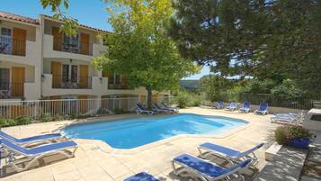 Een seizoensgebonden buitenzwembad