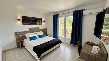 Tweepersoonskamer | Een bureau, verduisterende gordijnen, geluiddichte muren, gratis wifi