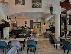 S'hi serveixen dinars, sopars i plats de cuina francesa 