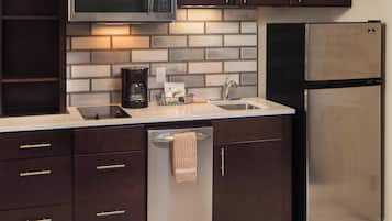 Frigorifero, microonde, forno, piano cottura