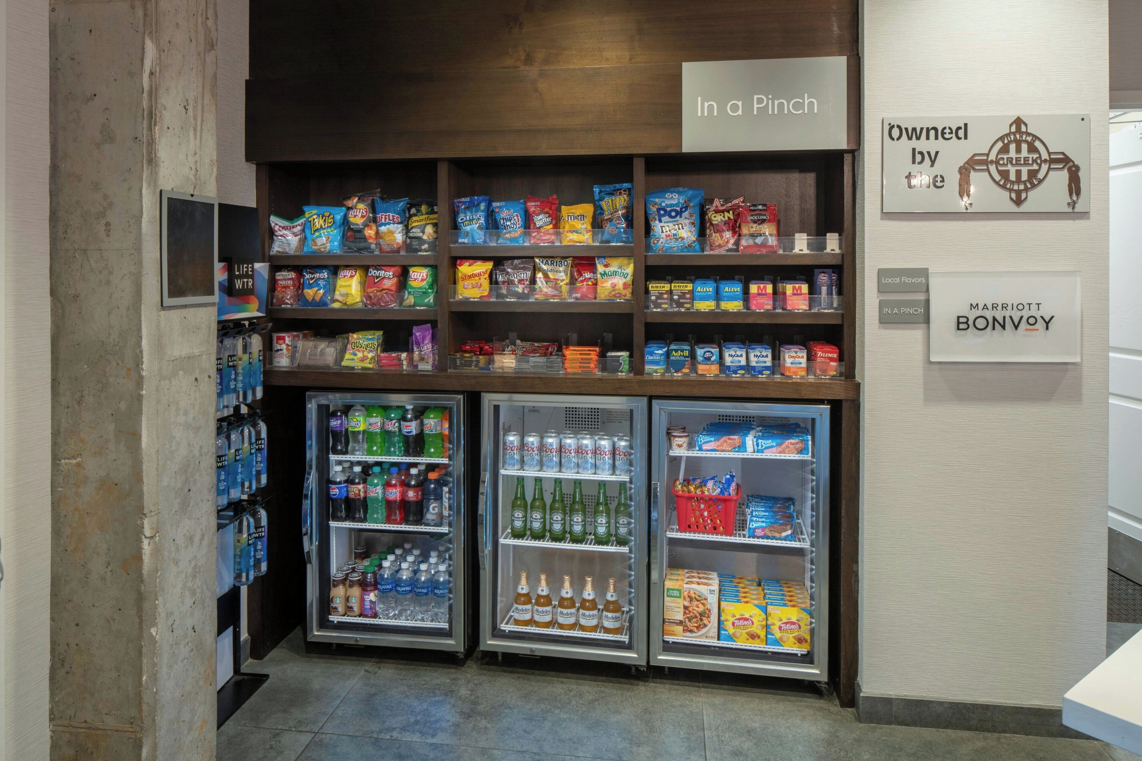 Zona de venta automática con diversas marcas de papas fritas, bocadillos y bebidas.