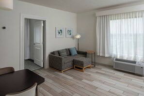 Suite, 1 camera da letto | Area soggiorno | Smart TV 43 pollici con canali satellitari, TV, Netflix