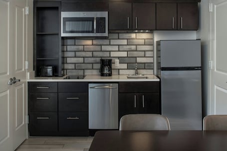 Studio, Multiple Beds | Private kitchen | Fridge, microwave, oven, stovetop