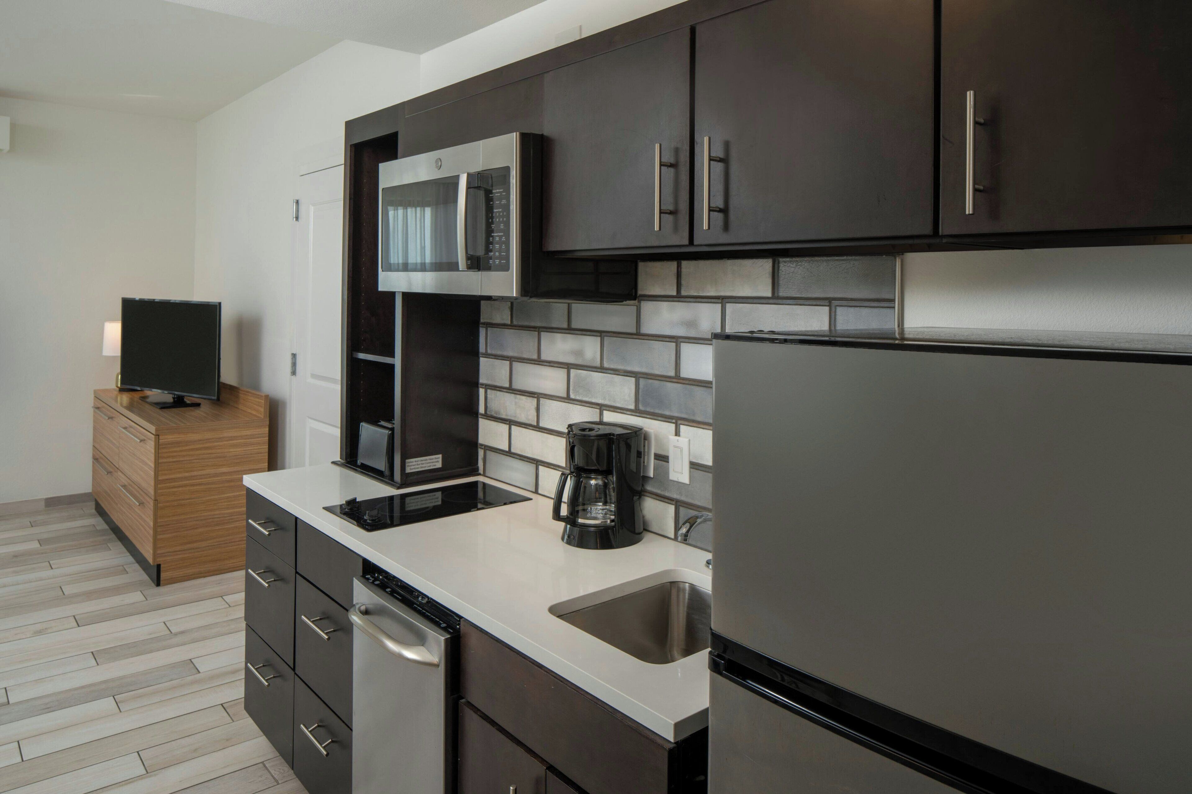 suite, 1 bedroom | private kitchen | fridge, microwave, oven, stovetop