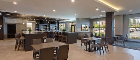 Petit déjeuner et dîner servis sur place, spécialités Cuisine américaine