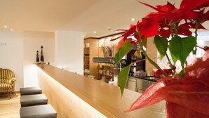 Une cuisine moderne avec des comptoirs en bois et des tabourets de bar.