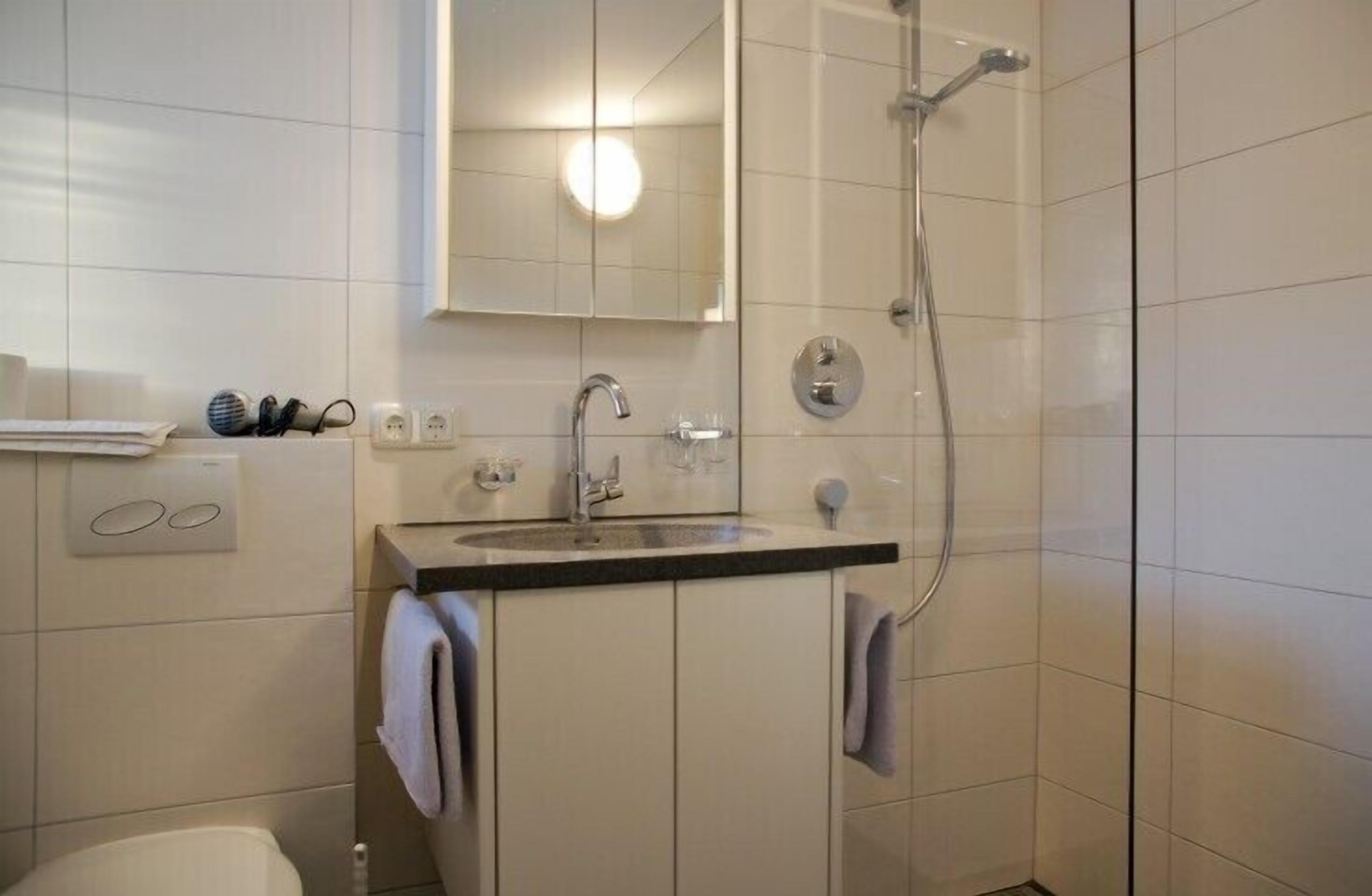 family room (panorama) | bathroom | shower, free toiletries, hair dryer, towels