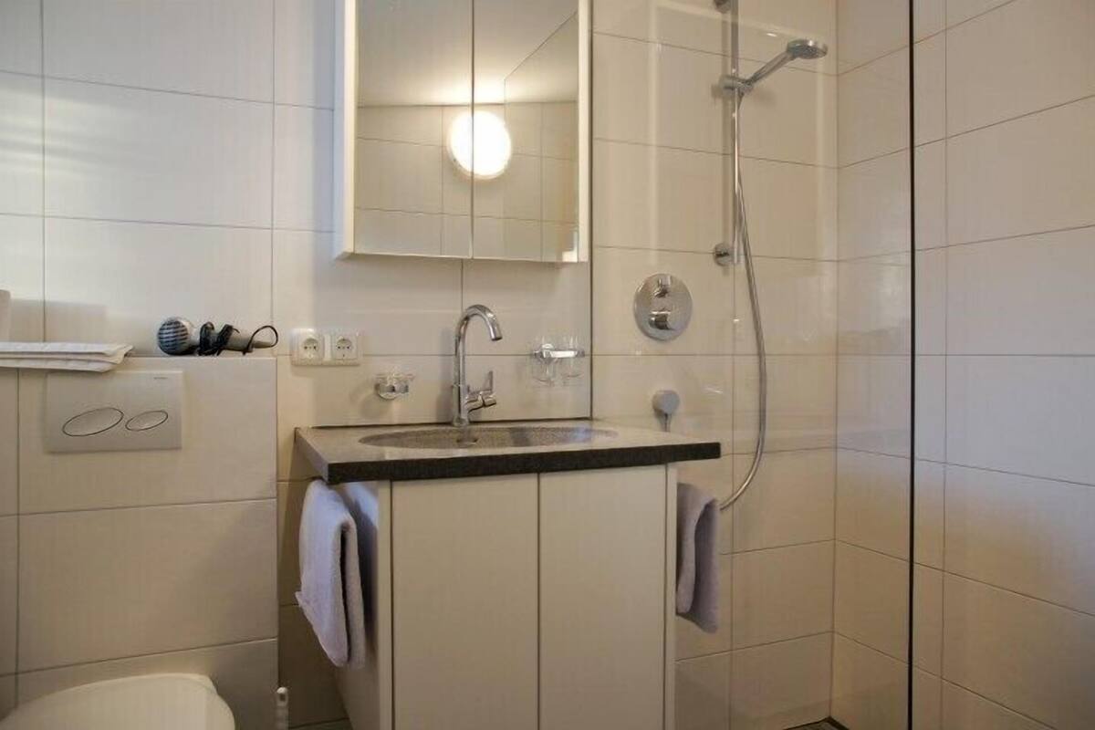 family room (panorama) | bathroom | shower, free toiletries, hair dryer, towels