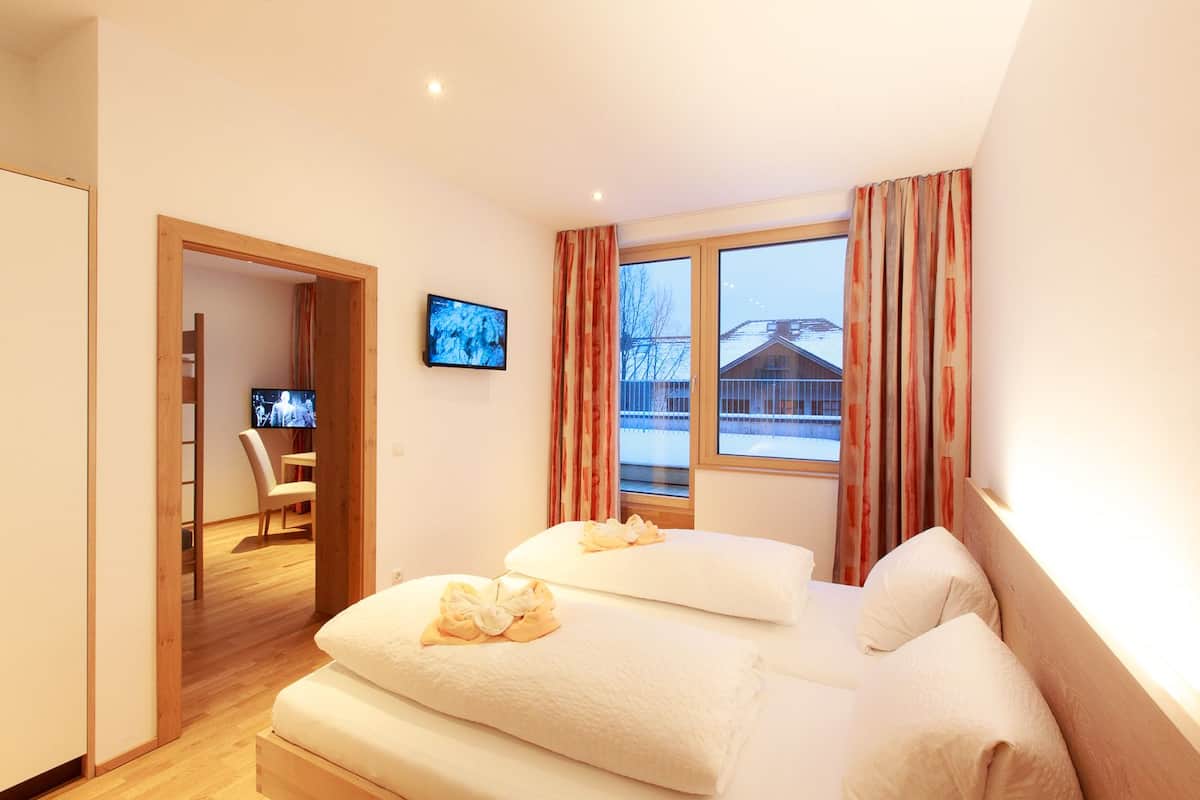 family room (panorama) | premium bedding, desk, cots/infant beds, free wifi