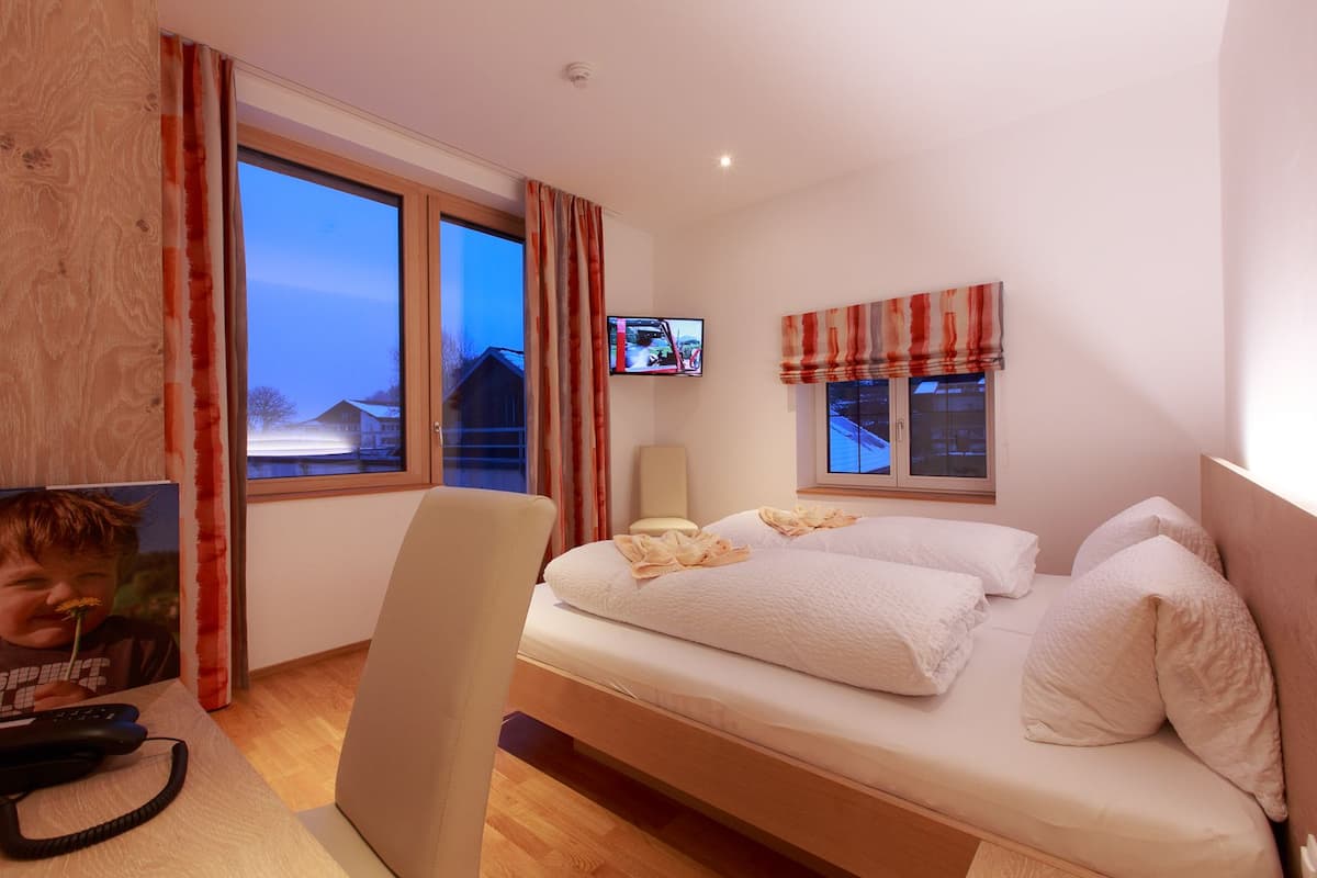 Panorama tweepersoonskamer | Luxe beddengoed, een bureau, babybedden (toeslag), gratis wifi