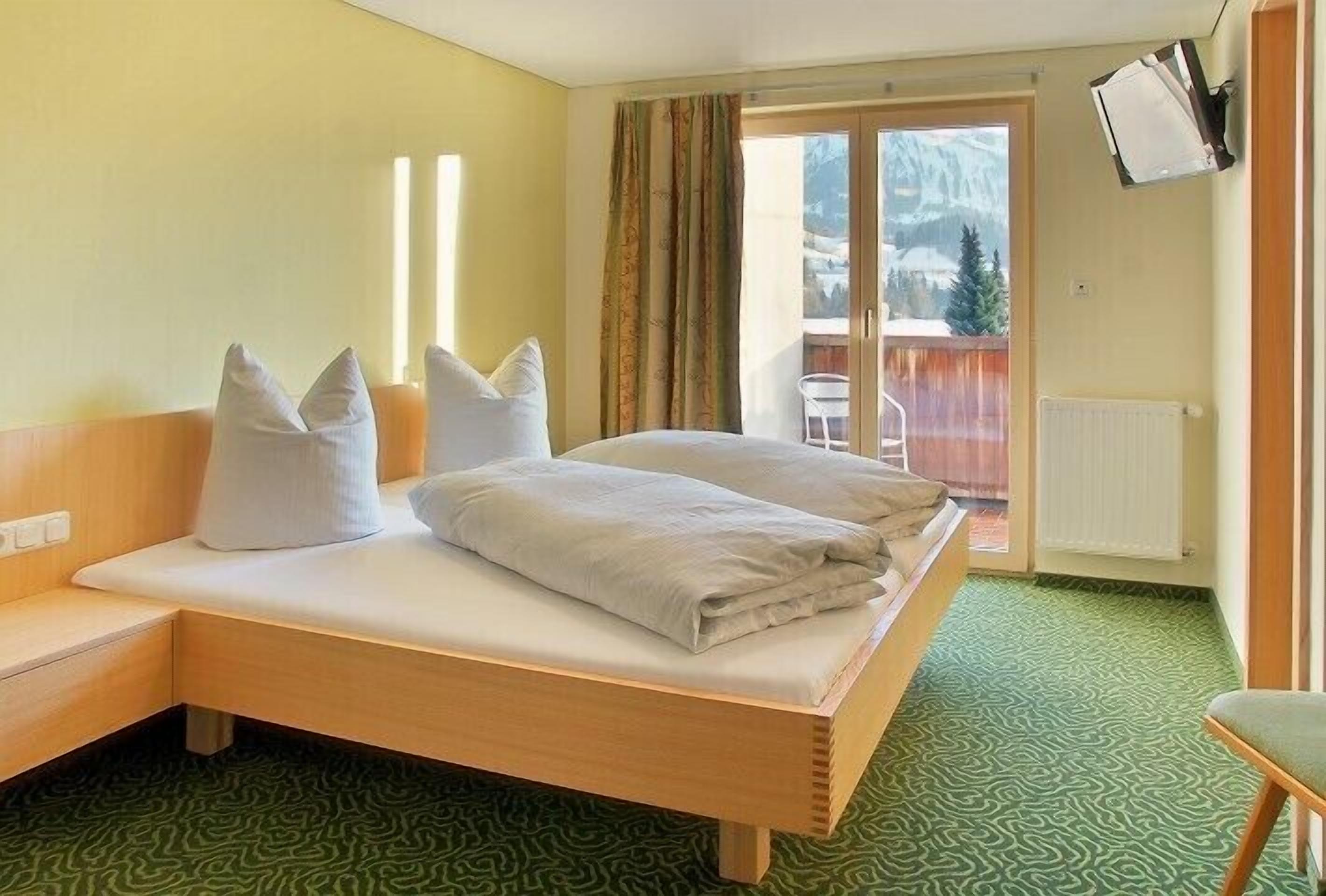 family room (panorama) | premium bedding, desk, cots/infant beds, free wifi