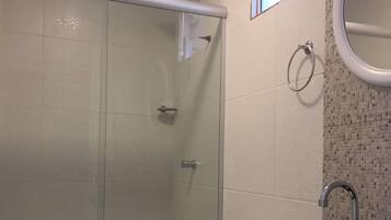 Classic Double Room | Bathroom | Shower, free toiletries, towels