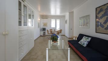 Appartamento, 1 camera da letto, vista mare, di fronte alla spiaggia | Soggiorno | TV al plasma