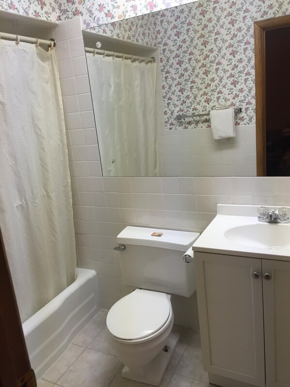 Combined shower/tub, towels - Budget Inn (Cambridge)