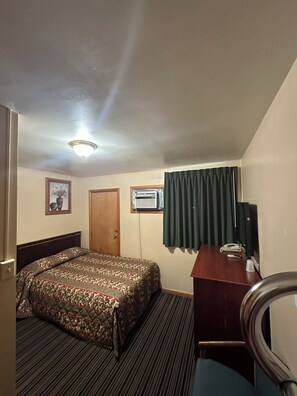 Standard Room, 1 Double Bed | Free WiFi, bed sheets - Budget Inn (Cambridge)