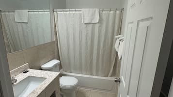 Chambre Standard, 2 lits doubles | Salle de bain | Ensemble douche/baignoire, serviettes fournies