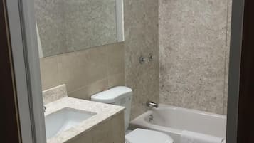 Combined shower/tub, towels