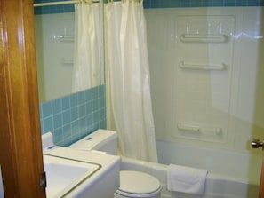 Combined shower/bathtub, towels