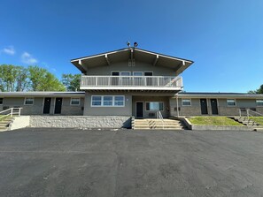 Front of property - Budget Inn (Cambridge)