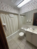 Bañera con ducha, toallas