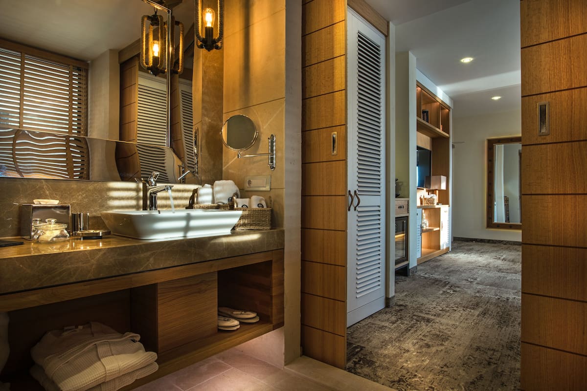 deluxe double room, balcony, sea view | bathroom | shower, free toiletries, hair dryer, bathrobes