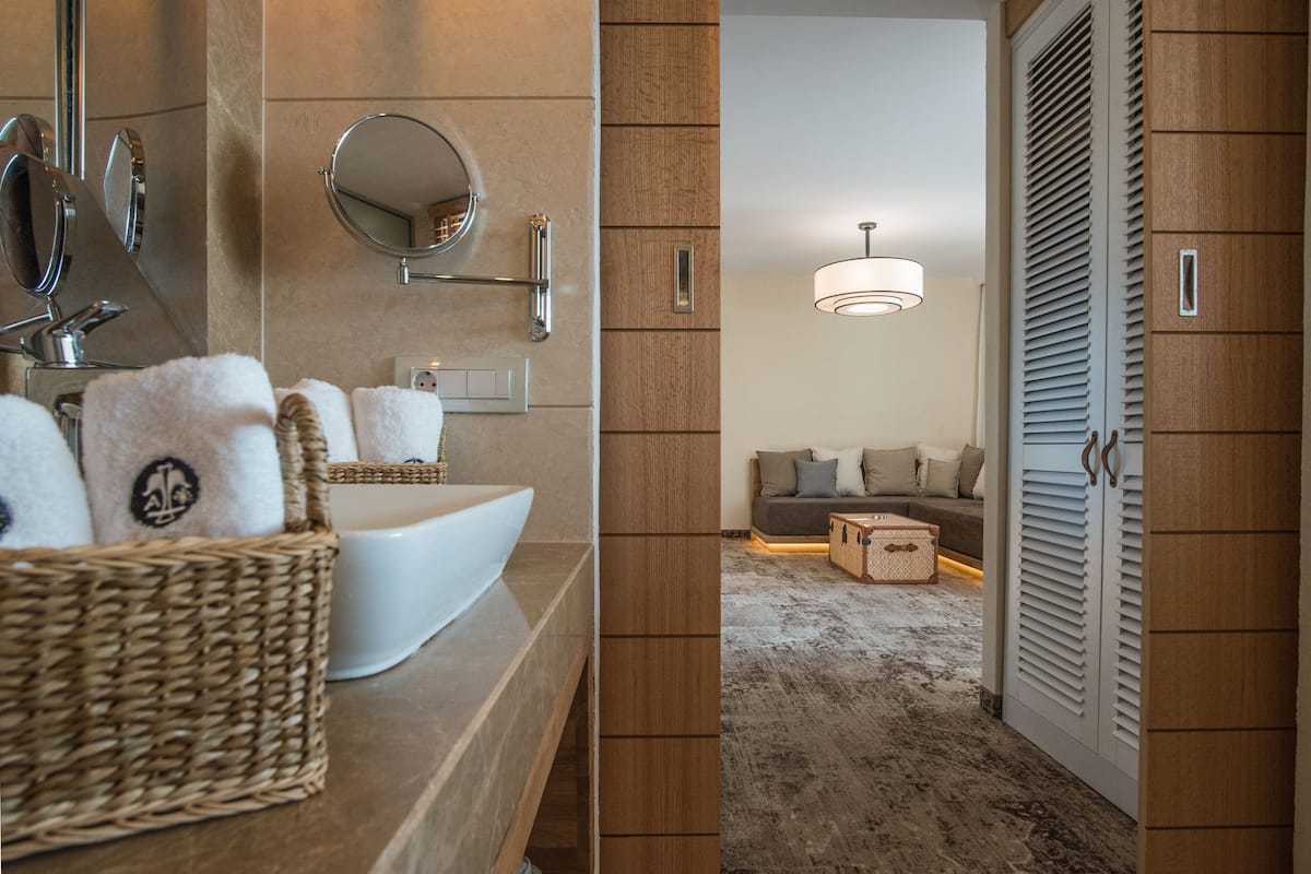 shower, free toiletries, hair dryer, bathrobes