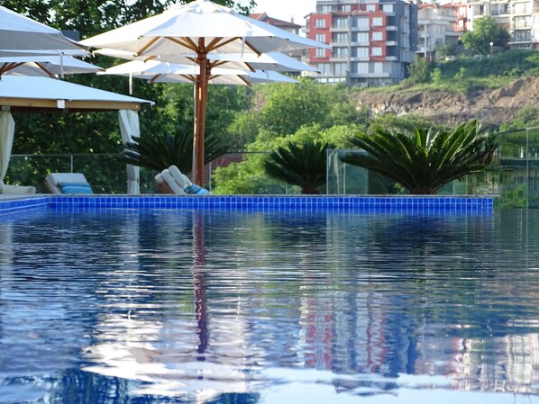 Piscine extérieure, chaises longues