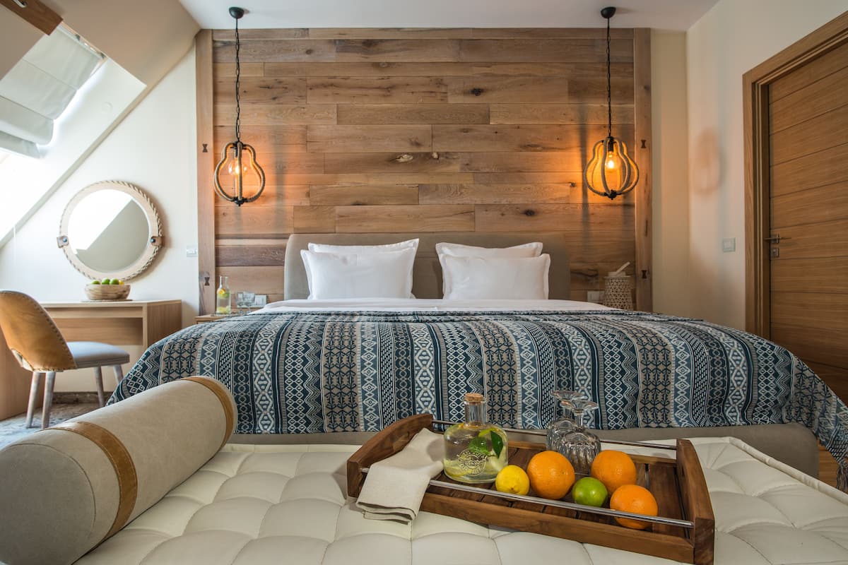 Deluxe tweepersoonskamer, uitzicht op tuin | 1 slaapkamer, hypoallergeen beddengoed, een minibar