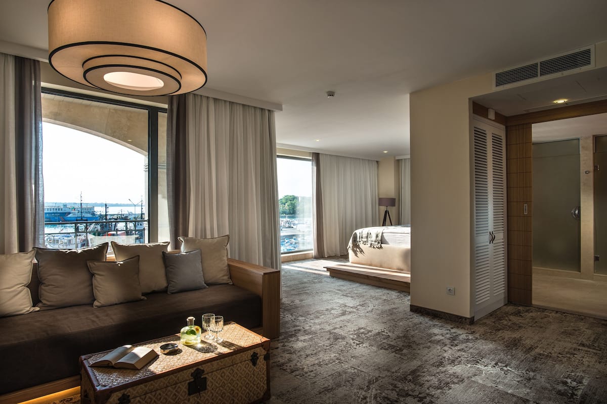 luxury apartment, 1 bedroom, sea view | 1 bedroom, hypo-allergenic bedding, minibar, in-room safe