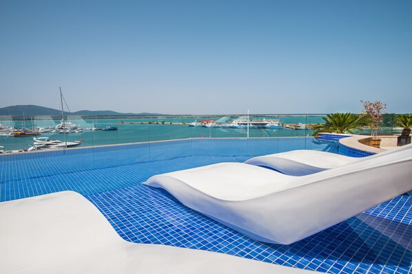 Piscine extérieure, chaises longues