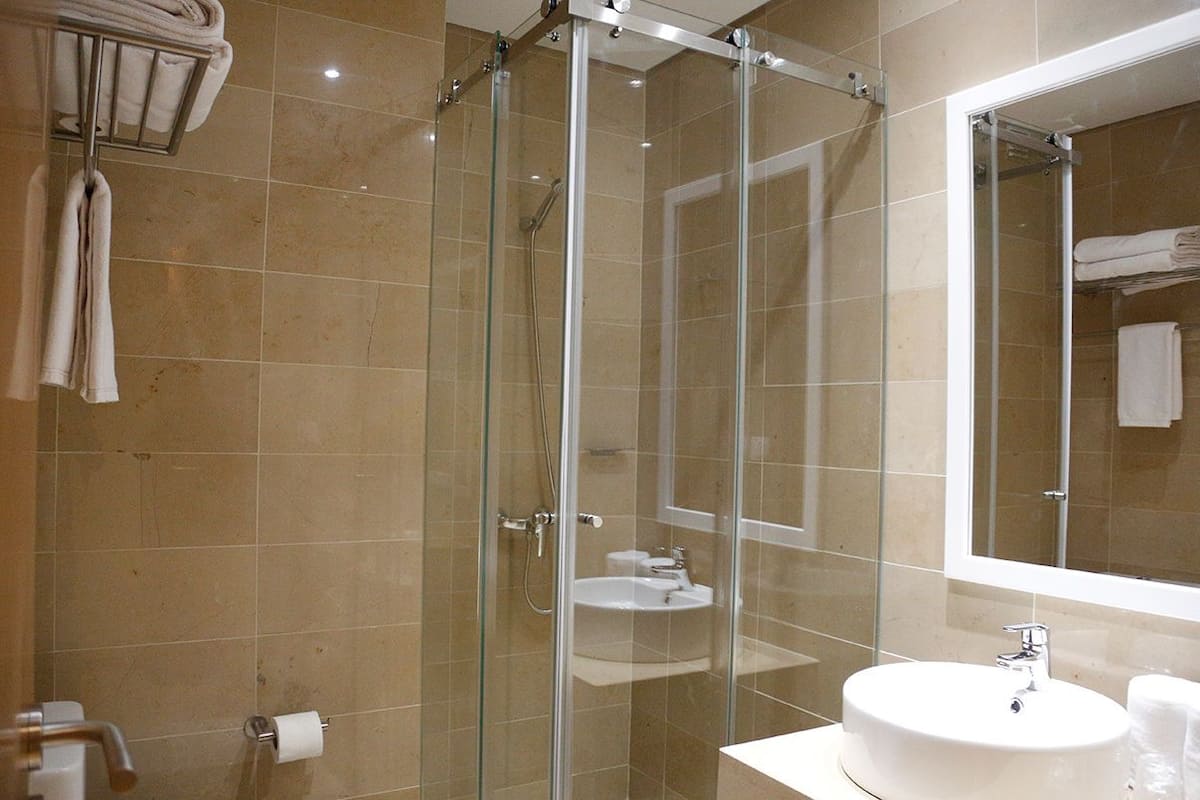 shower, rainfall showerhead, free toiletries, towels