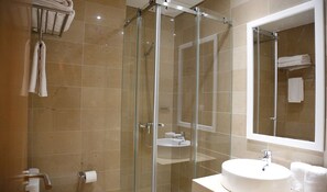 Shower, rainfall showerhead, free toiletries, towels - Hotel Ponte Sor (Ponte de Sor)